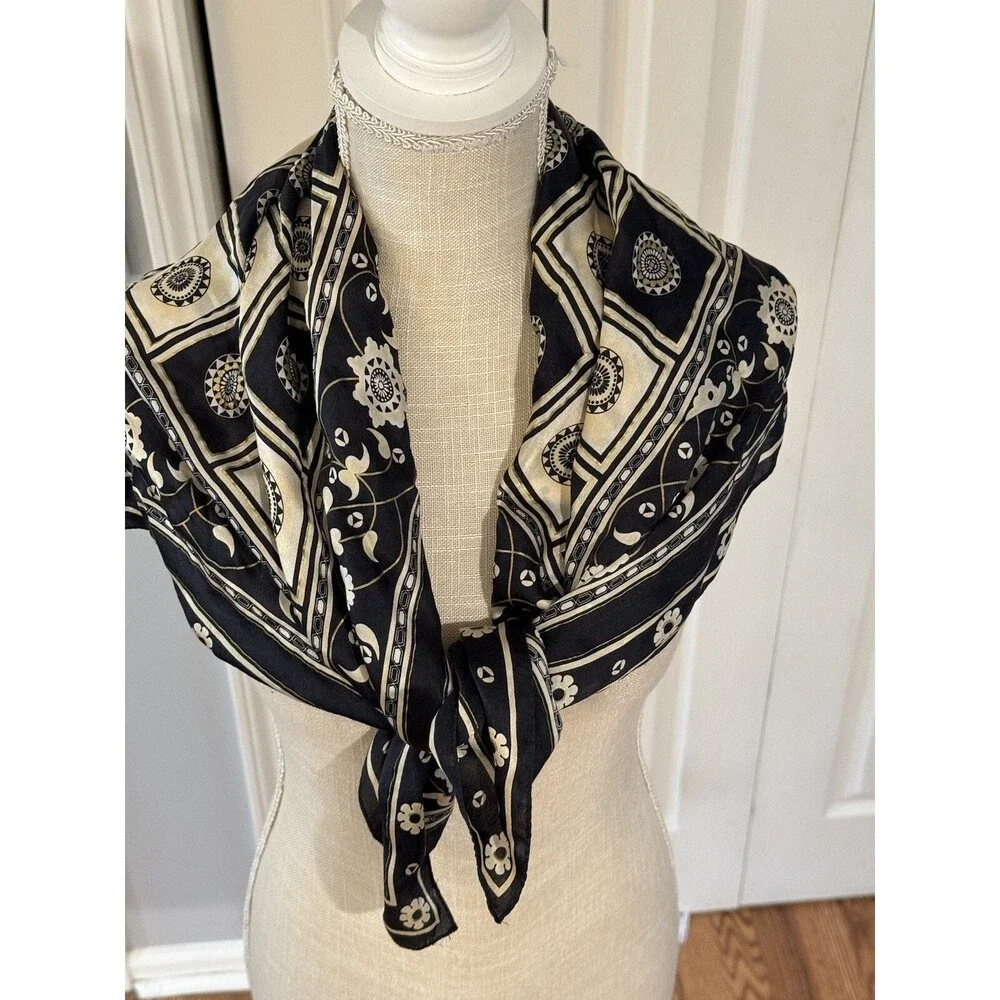 Medallion Sun Burst Floral Border Silver Gold Ivory 33